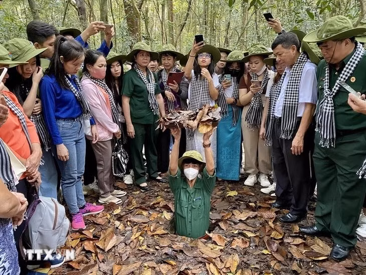 地道的一个入口：进入时需伸直手臂高举，这样身体能顺势快速滑入地道。图自越通社