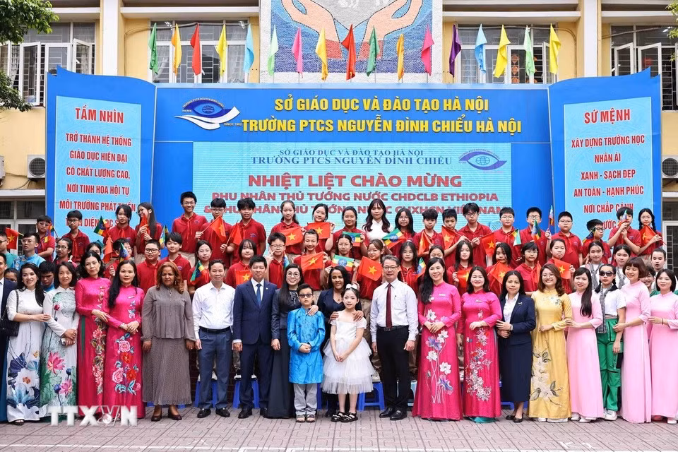 hai-phu-nhan-thu-tuong-viet-nam-va-ethiopia-tham-truong-ptcs-nguyen-dinh-chieu-3.jpg
