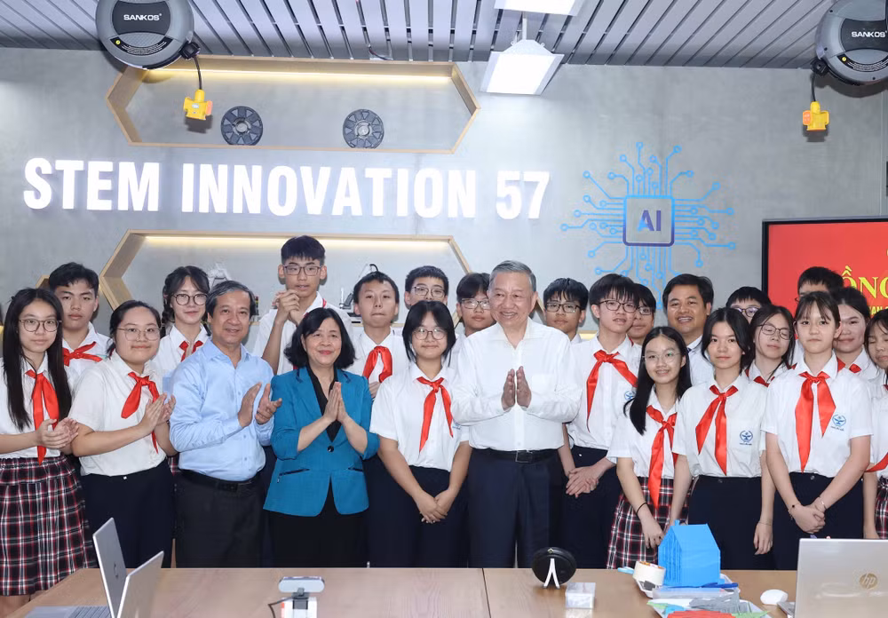 vna-potal-tong-bi-thu-to-lam-tham-dong-vien-thay-va-tro-nganh-giao-duc-thu-do-8031996.jpg