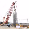 胡志明市地铁2号线的ST10地下站首幅地连墙钢筋笼入槽。图自越通社
