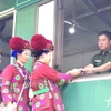 莱州省边防部队为边境居民办理出入境手续。图自越南人民军队报