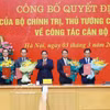 范明政总理向4位部委和机关领导颁发调动和任命决定书。图自越通社