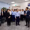 中央政策与战略部部长阮青毅对三星越南研发中心进行实地考察。图自越通社