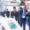 Viettel集团董事长兼总经理陶德胜中将介绍集团研发的产品。图自越通社