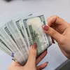 在金融中心发生的所有1000美元以上电子交易须上报。图自越通社