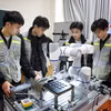 在北江省越韩科技学院进行微控制器编程实习的学生。图自越通社