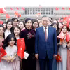 越共中央总书记、国家主席苏林与夫人同在北京越南留学生合影。图自越通社