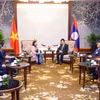 越南祖国阵线中央委员会主席裴氏明怀拜会老挝人民革命党中央委员会总书记、国家主席通伦·西苏里。图自越通社