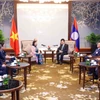 越南祖国阵线中央委员会主席裴氏明怀拜会老挝人民革命党中央委员会总书记、国家主席通伦·西苏里。图自越通社
