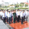 7月27日，越南驻柬埔寨大使馆在金边柬越友谊纪念碑敬献花圈、上香缅怀各位英雄烈士。图自越通社