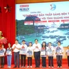 组委会向渔民子女赠送慰问品和发放奖学金。图自越南之声