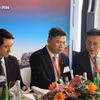 外交部副部长黎英俊（左一）与胡志明市人民委员会副主席黄原营（中）出席活动。图自越通社