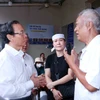 胡志明市市委书记阮文年慰问遇难者家属。图自越通社