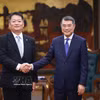 越南政府总理黎明兴与日本山梨县知事长崎幸太郎。图自越通社