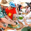 国际游客体验包越南粽子。图自越通社