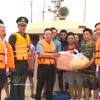 海防市人民委员会副主席陈文郡向遇险渔民赠送慰问品。图自越通社