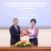 越通社社长社长武越庄向中国人民日报社总编辑陈建文赠送纪念品。图自越通社