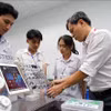 胡志明市工业大学电子技术学院教师引导学生学习和研究。图自越通社