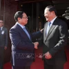 越南政府总理范明政与老挝总理宋赛·西潘敦。图自越通社