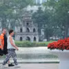 外国游客在还剑湖畔漫步。图自越通社