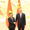 越共中央政治局委员、中央书记处常务书记陈锦秀与中共中央政治局常委、中央书记处书记、中央办公厅主任蔡奇。图自越通社