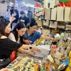 游客参观滨城集市。图自《西贡解放报》