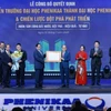 越南政府总理范明政授予有关将“菲尼卡（Phenikaa）大学学院”升格为“菲尼卡大学”的决定书。图自越通社