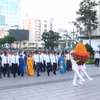 胡志明市领导献花缅怀胡志明主席。图自越通社
