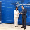 越南驻美国大使阮国勇代表越南接受了在同等收入水平国家组中人力资本扩展指数表现最佳国家的称号。图自越通社