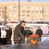 以邓明魁大使为首的越南驻俄罗斯大使馆代表团前往首都莫斯科胡志明广场在胡志明主席雕像前敬献鲜花。图自越通社