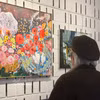 游客参观"在法兰西土地的越南之魂"画展与书展。图自越通社