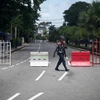 安全部队在缅甸仰光街头站岗。图自越通社