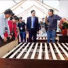 平定省领导参观展位。图自越通社