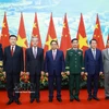 越南政府总理范明政同双方部长合影。图自越通社