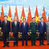 越南政府总理范明政同双方部长合影。图自越通社