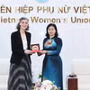 联合国开发计划署常驻越南首席代表拉姆拉·哈利迪与越南祖国阵线中央委员会副主席、越南妇女联合会主席阮氏线。图自phunuvietnam.vn