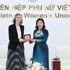 联合国开发计划署常驻越南首席代表拉姆拉·哈利迪与越南祖国阵线中央委员会副主席、越南妇女联合会主席阮氏线。图自phunuvietnam.vn