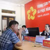 人们来到福和乡公共行政服务中心办理行政手续。图自越通社