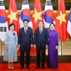 越南国会主席陈青敏夫妇与韩国国会议长禹元植夫妇合影。图自越通社