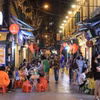 谢现街是吸引大量游客的夜间目的地。图自越通社