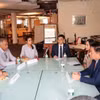 中央宣传部部长阮仲义与美国共产党座谈。图自越通社