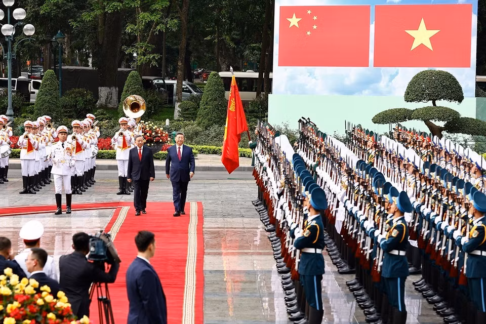 苏林总书记和中共中央总书记、国家主席习近平检阅越南人民军仪仗队。图自越通社