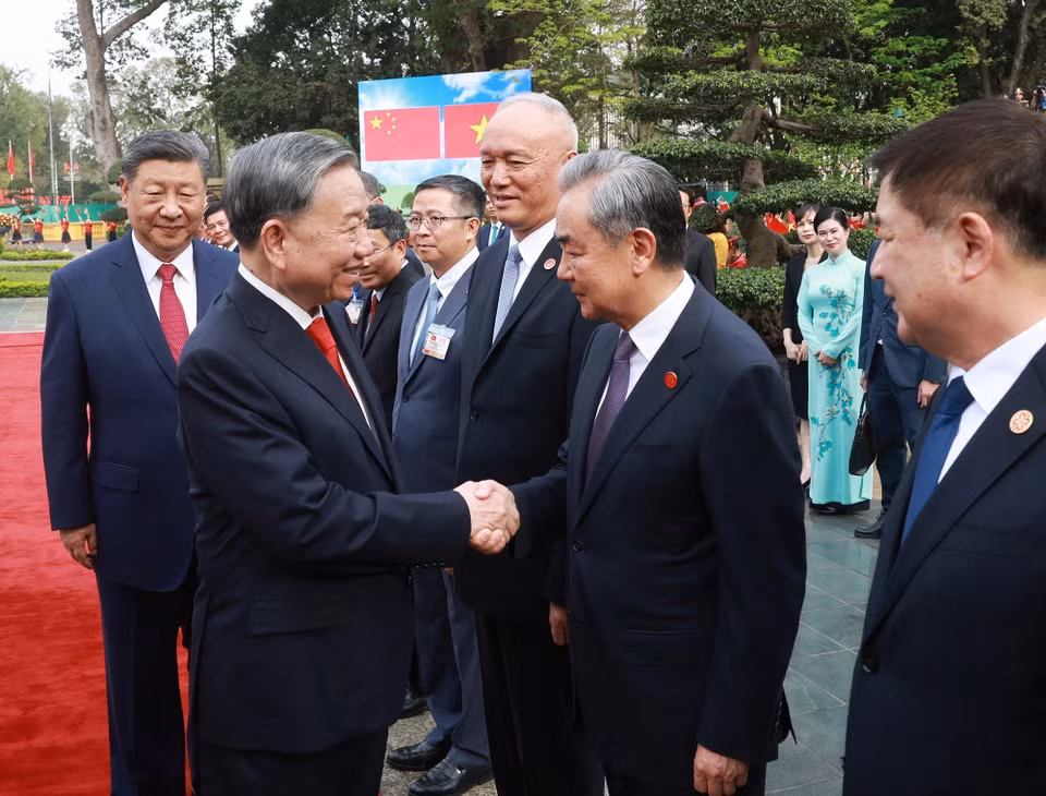中共中央总书记、国家主席习近平向越共中央总书记苏林介绍中国高级代表团成员。图自越通社