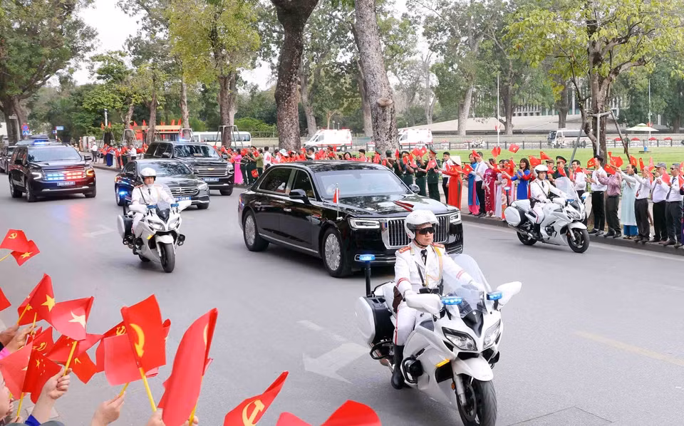 中国高级代表团车队驶入主席府，受到河内人民的热烈欢迎。图自越通社