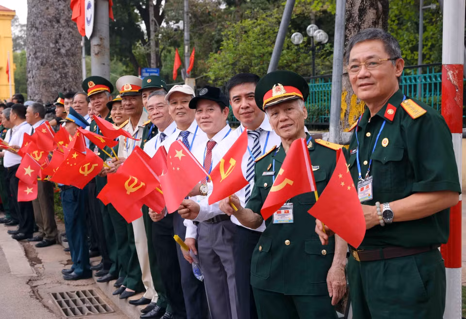 人民群众热烈欢迎中共中央总书记、国家主席习近平来访。图自越通社