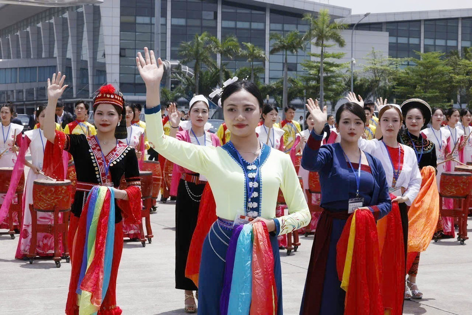 在内排国际机场举行欢迎中共中央总书记、国家主席习近平的文艺演出活动。图自越通社