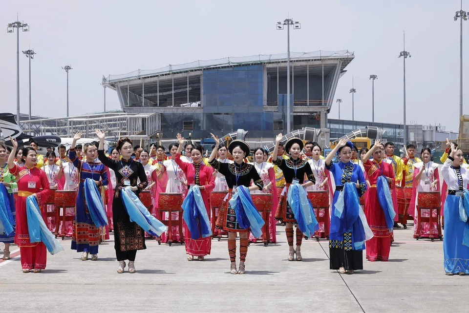 在内排国际机场举行欢迎中共中央总书记、国家主席习近平的文艺演出活动。图自越通社