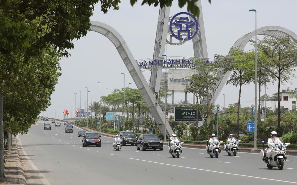 中国高级代表团车队从内排国际机场驶往首都河内中心。图自越通社