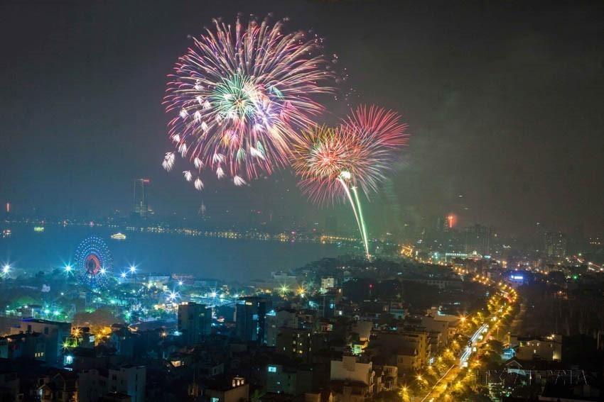烟花绽放在河内夜空,喜迎国庆节。 图片:越通社