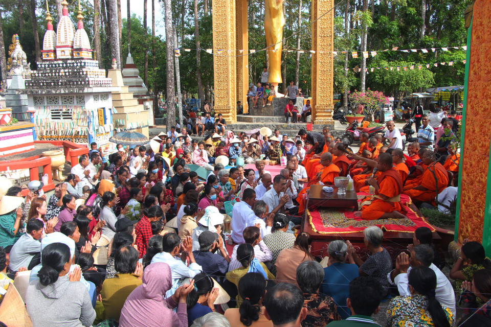 村寨佛教教徒兴高采烈参加超度仪式，喜迎传统新年（Chôl Chnăm Thmây）。图自越通社